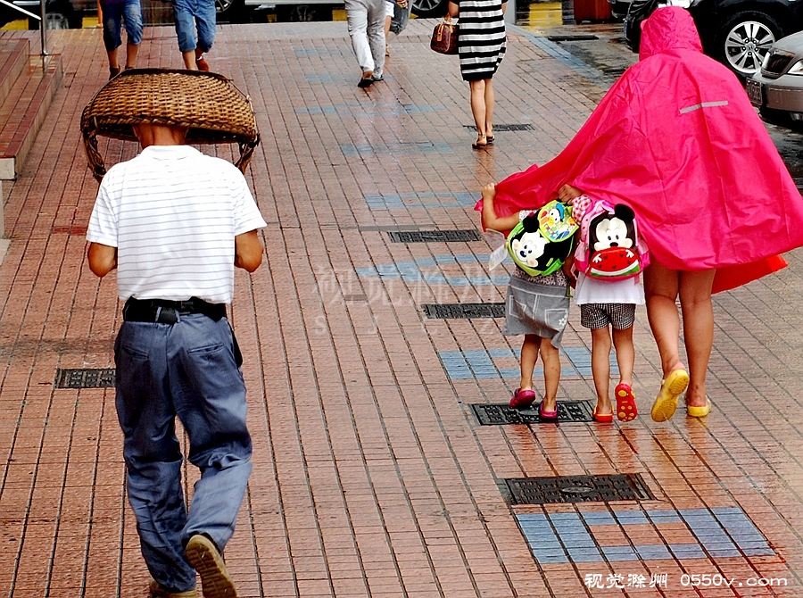 在雨中.