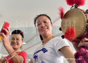 5月19日，非遗传承人孙凤城老人指导学员练习凤阳花鼓表演的基本动作。