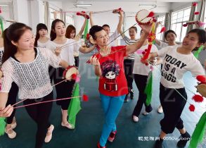 5月19日，非遗传承人孙凤城老人在滁州学院指导大学生练习凤阳花鼓。