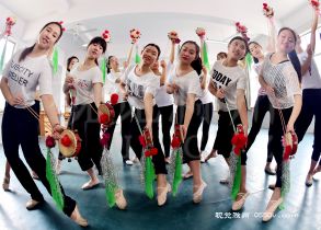 5月19日，学生们正在刻苦排练凤阳花鼓的舞蹈形体。