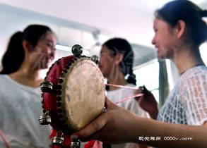 5月19日，大学生们在一起交流凤阳花鼓的表演技艺。