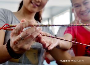 5月19日，非遗传承人孙凤城老人指导学员正确使用双条击鼓。