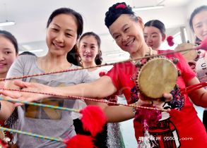 5月19日，非遗传承人孙凤城老人指导学员双条鼓的敲击技巧。