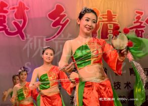 5月20日，大学生花鼓艺术团在高校开展“高雅艺术进校园”文艺演出。