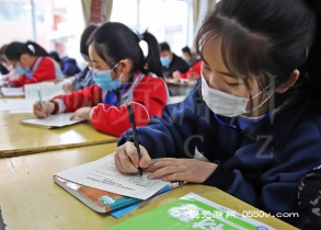 2020年4月20日，全椒县第四中学初二年级同学回到阔别已久的校园，上课前填写健康表。