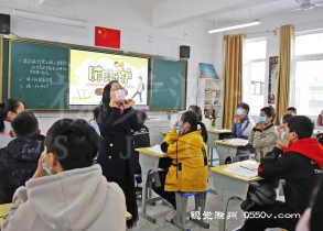 2020年4月20日，全椒县第四中学初二年级同学回到阔别已久的校园，班主任老师在给学生上开学第一课——卫生防疫知识。