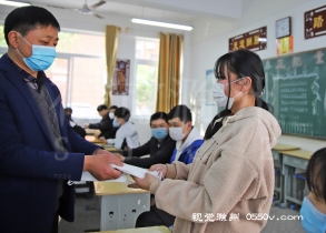 2020年4月20日，全椒县第四中学初二年级同学回到阔别已久的校园，班主任老师给同学分发口罩。