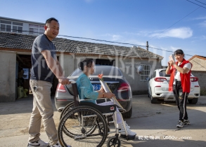 定远县阳光残障人服务中心联合县团委开展“携手扶贫，点亮心愿”志愿服务活动，用实际行动践行志愿服务精神。