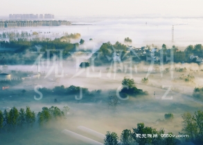 10月21日晨，全椒城东田野上展现大片晨雾，给美丽的村庄带来人间仙境。