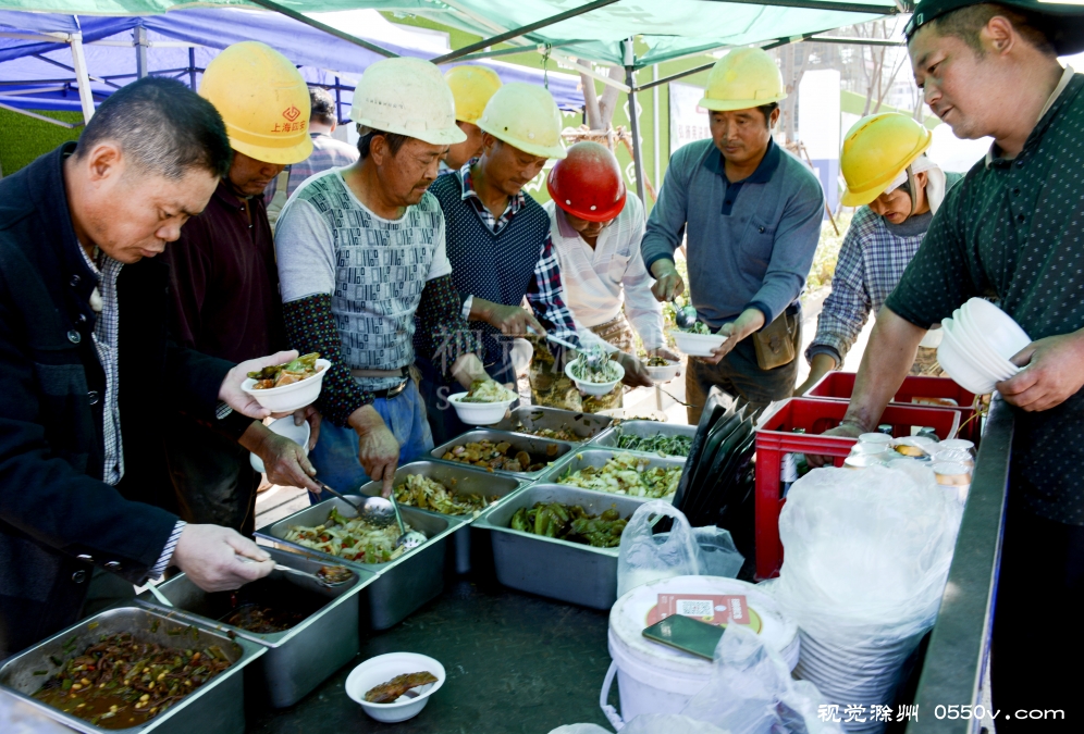 自家經營小食堂的個體者.在工地附近解決很多農民工吃飯問題.